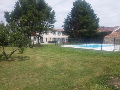 Grande maison au calme, piscine, parc arboré Bignay france