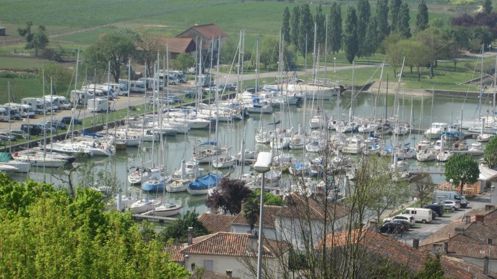 Maison de vacances Grande maison charentaise avec vue sur le chenal superbes couchés de soleil sur l estuaire de la gironde! 46 Quai de l'Estuaire, 17120 Mortagne-sur-Gironde