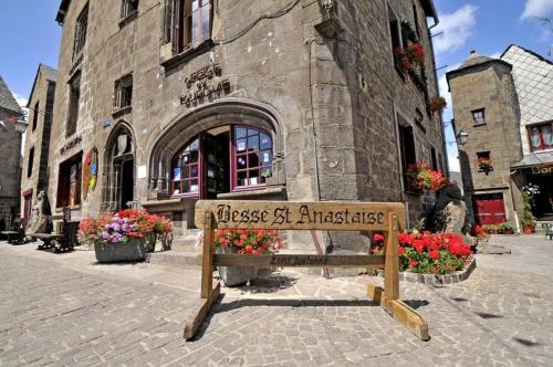 Grande maison dans la cité médiévale de Besse Besse-et-Saint-Anastaise france