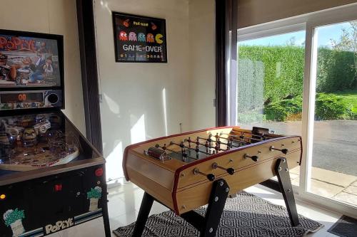 Grande maison , jardin,flipper,babyfoot, ping pong, 1 km mer, proche golf, Port en Bessin, Bayeux et plages du débarquement, adaptée enfants Commes france