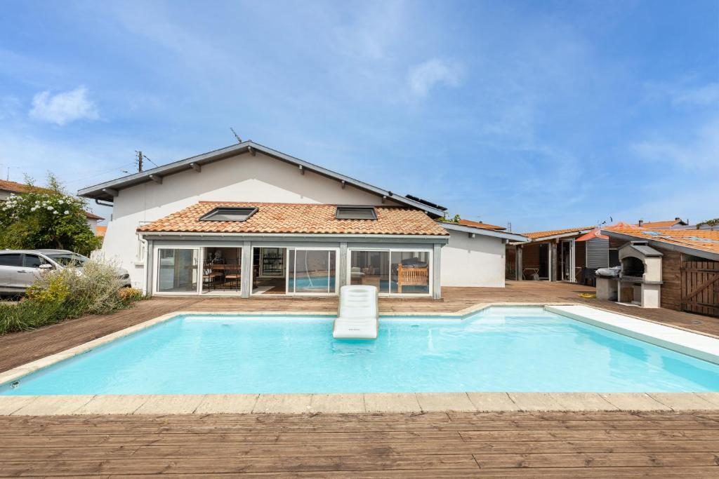 Maison de vacances Grande villa avec piscine chauffée 4 Rue du 8 Mai 1945, 40220 Tarnos