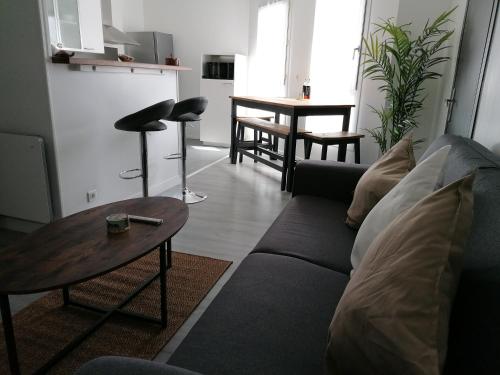 Appartement Great bright and spacious apart + private parking 3 Place de la Gare Louvres