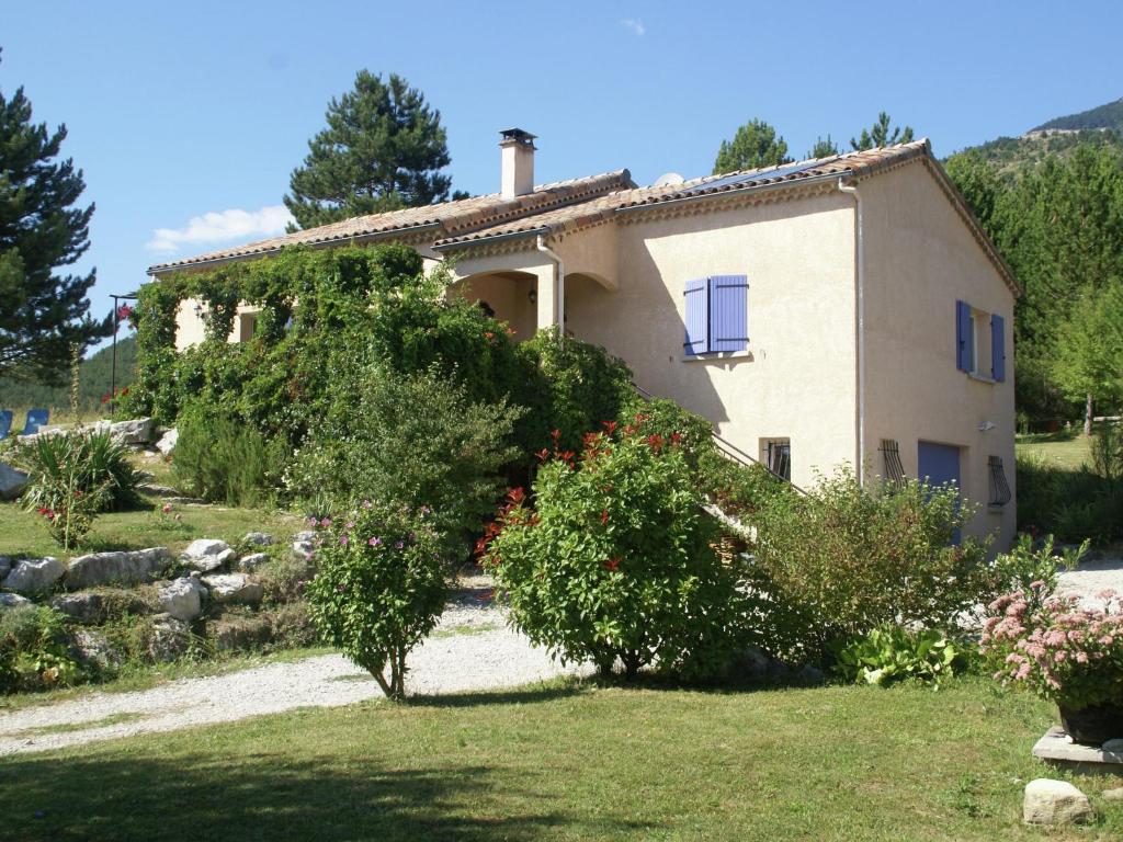 Maison de vacances Great detached house near Die 8 km with magnificent view and beautiful garden , 26150 Ponet-et-Saint-Auban