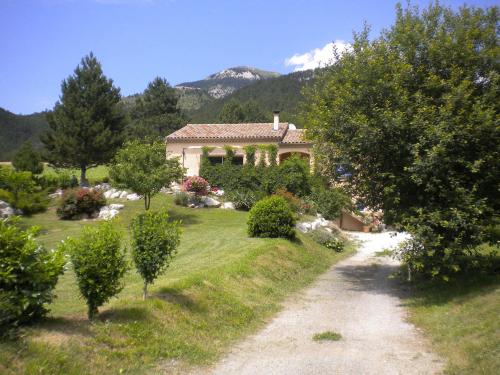 Maison de vacances Great detached house near Die 8 km with magnificent view and beautiful garden  Ponet-et-Saint-Auban