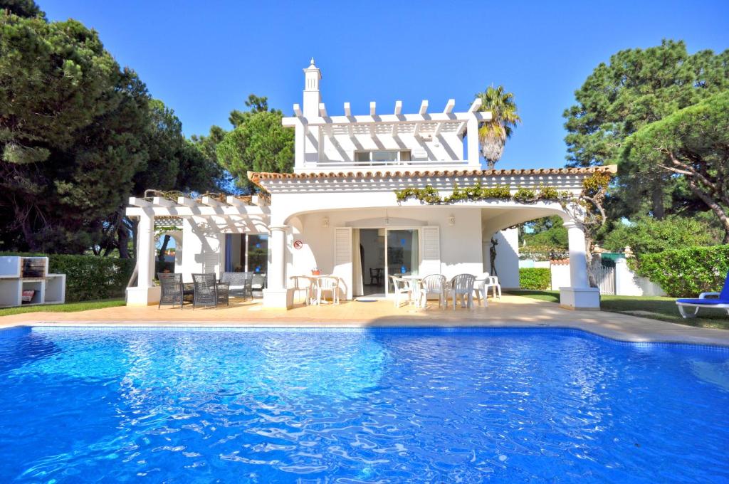 Villa Great pool villa just a short stroll to the centre Rua de Volta da Marta, Vilamoura, 8125-406 Quarteira