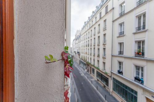 Greeter-Nid douillet au bord du canal St Martin Paris france