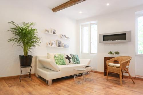 Appartement GregBnb-com - T2 Cosy et design - PARKING INCLUS - WiFi - 15min Gare 20 Place Martin Bidoure Toulon