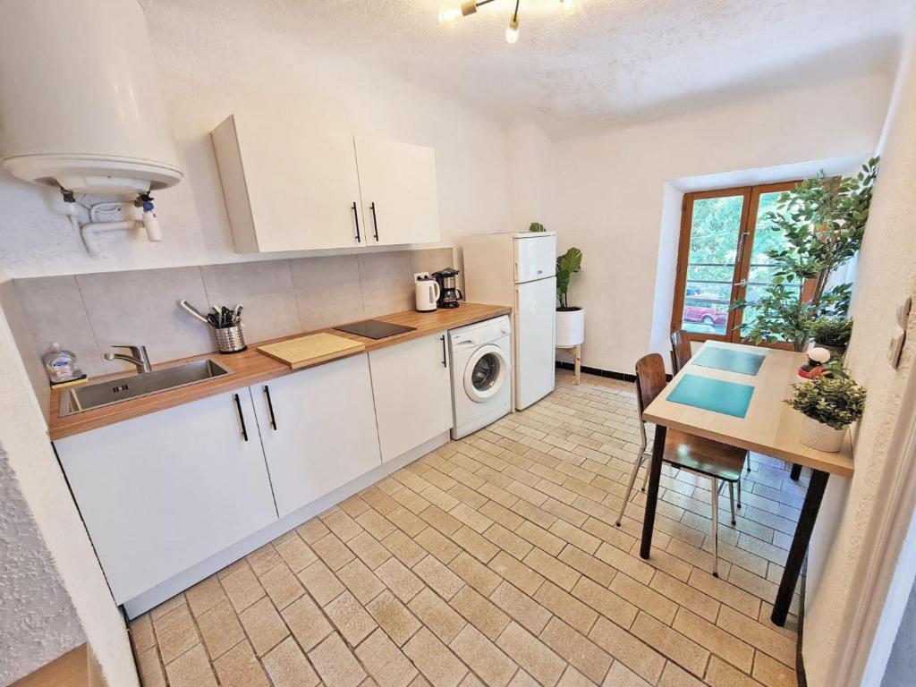 Appartement GregBnb-com - T2 Design 34m2 - Toulon Est - Wifi Fibre 2 Rue Berthier, 83100 Toulon