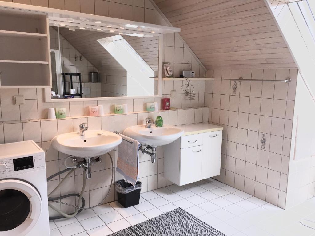 Appartement Große 5 Zimmer Whg , 4-5 Bedrooms flat, big living Kitchen, Wlan Smart TV, Hotbird Eutelsat u Astra Satellite TV, between Frankfurt & Wiesbaden, A66 & A3, many parking places 22 Am Alten Bach 1 OG, 65439 Flörsheim am Main