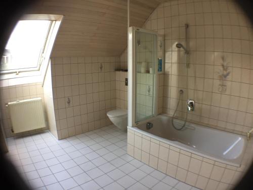 Große 5 Zimmer Whg , 4-5 Bedrooms flat, big living Kitchen, Wlan Smart TV, Hotbird Eutelsat u Astra Satellite TV, between Frankfurt & Wiesbaden, A66 & A3, many parking places Flörsheim am Main allemagne