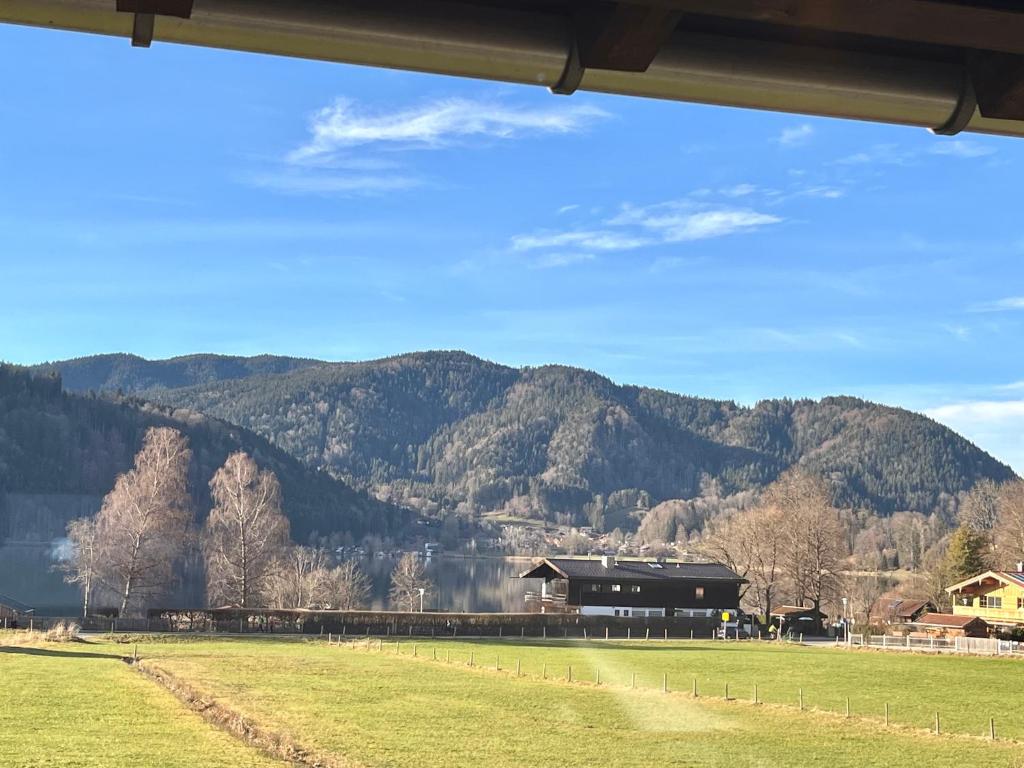 Appartement Großzügiges Wohnen am Schliersee mit Balkon & tollem Seeblick 4 Hohenwaldeckstraße, 83727 Schliersee