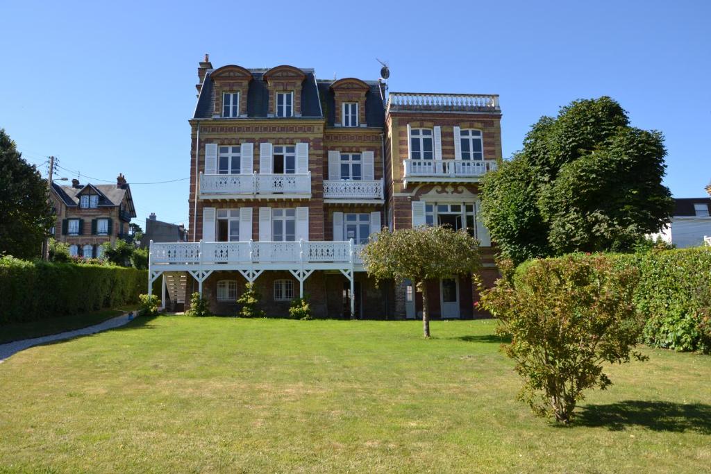 B&B / Chambre d'hôtes Guesthouse La Mascotte 11 rue Comtesse de Béarn, 14640 Villers-sur-Mer