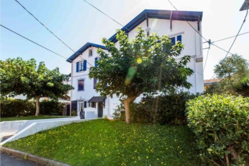 GuestReady - Bibi's heart with a parking lot Biarritz france