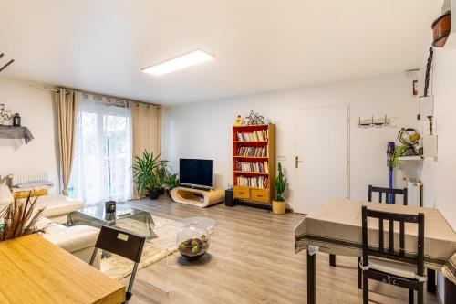 Appartement GuestReady - Grey Sunshine near Parc du Croissant 80 Rue Gaston Navailles Neuilly-sur-Marne