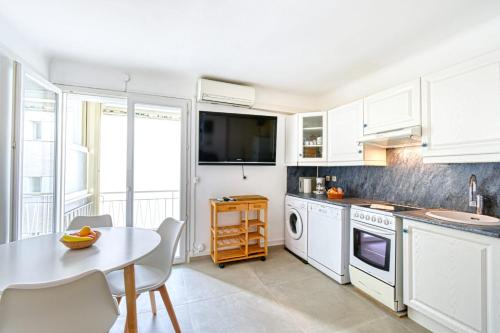 GuestReady - Sunny Apartment with Magnificent View of Plage du Midi Beach Cannes france