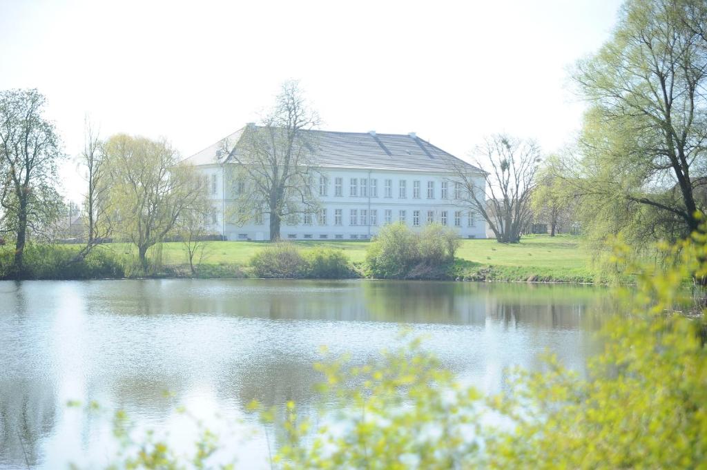 Appartements Gutshaus Groß Helle Dorfstraße 24, 17091 Mölln