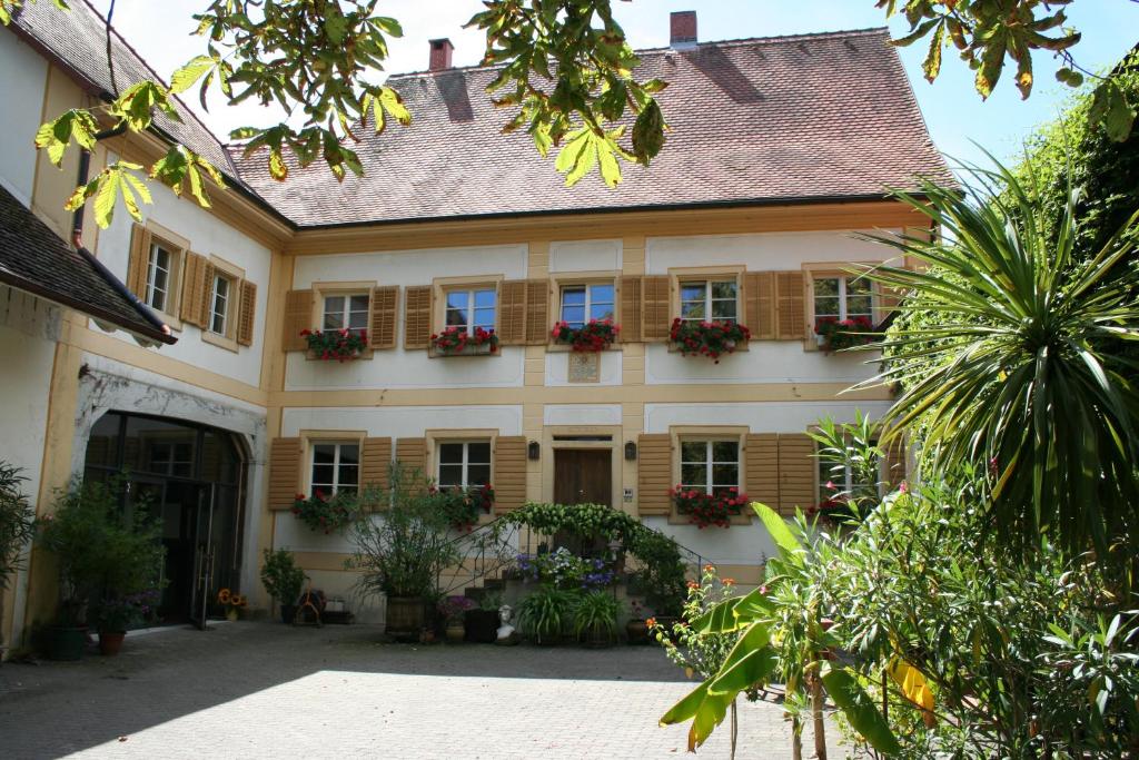Appartement Gutshof Güntert - ehemaliges Weingut von 1741 4 Schlossgasse, 79295 Sulzburg