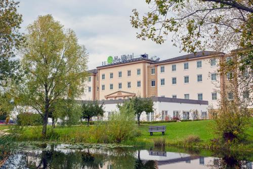 Hôtel H+ Hotel Frankfurt Airport West Casteller Str. 106 Hofheim am Taunus
