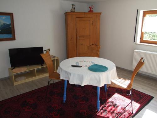 Appartement Haus Edeltraud, helle, ruhige Wohnung im Souterrain, 70 qm, Dachraum auf Anfrage , Rheinfelden, Infos gibt Peter Heubüschl aus Lörrach Mühlenstraße 13 Rheinfelden