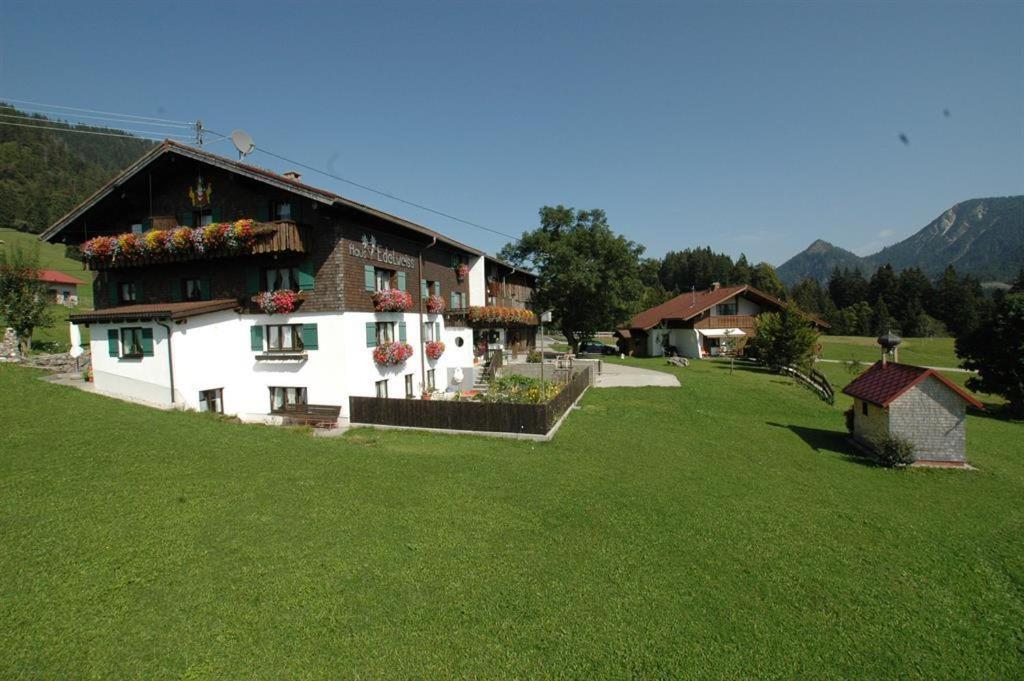 Appartements Haus Edelweiß Am Zehrer 1+2, 87541 Bad Hindelang