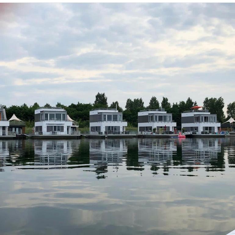 Villa Hausboot Elandi 5 Seeblick Liegeplatz 6, 06749 Bitterfeld