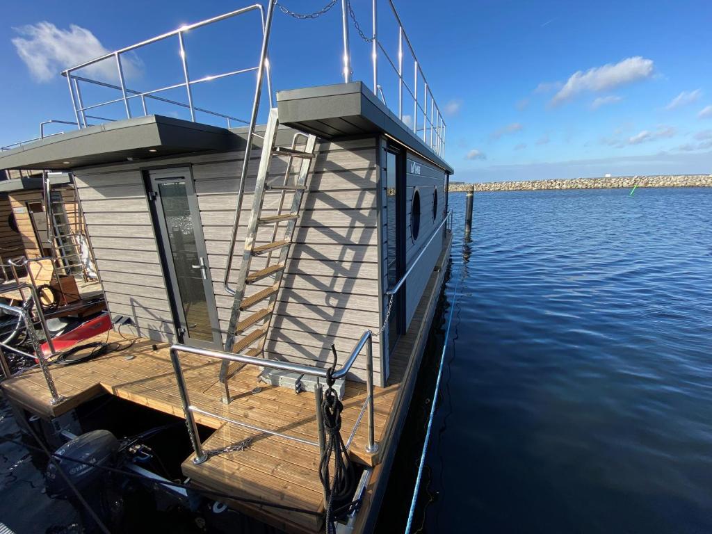 Bateau-hôtel Hausboot Fjord Baltica mit Dachterrasse in Barth Hafenstraße 28, 18356 Barth