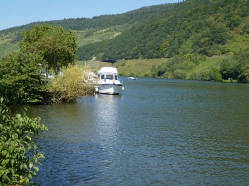 Bateau-hôtel Hausboot Moselrose in Pölich 1 Moselstraße Detzem