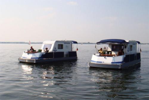 Bateau-hôtel Hausboot _Wassercamper_ SCHW 930 Zwei Hausboote auf dem Kummerower See/Peene Verchen