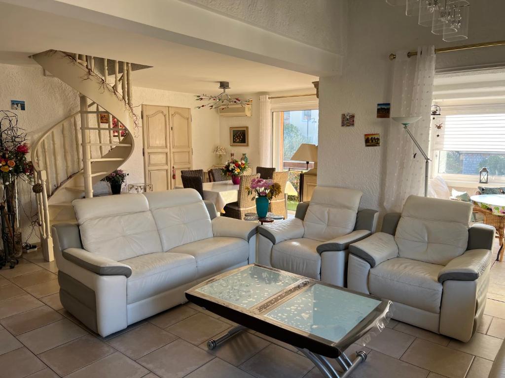 Villa Haut de villa très bien équipé avec jardin, piscine, proche centre ville Sanary 107 Rue André Tassy, 83110 Sanary-sur-Mer