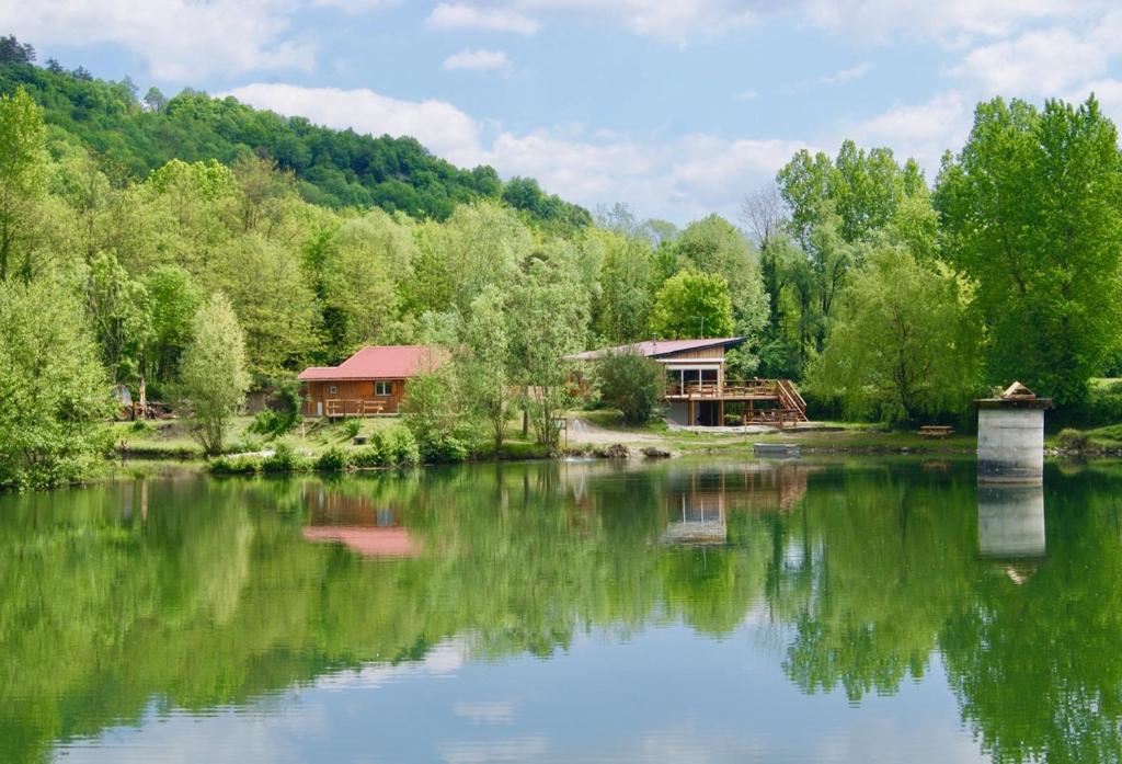 Chalet Havana - gîte & spa au bord de l'étang 660 sous la barre, 01300 Brégnier-Cordon