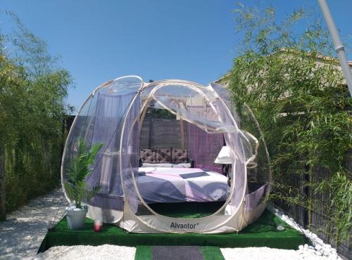 Hébergement insolite avec Bungalow tout confort, bulle atypique et spa Montpouillan france