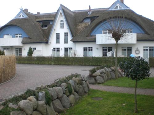 Helle Ferienwohnung mit Balkon gemütlich unter Reet in bevorzugter Lage Zingst allemagne