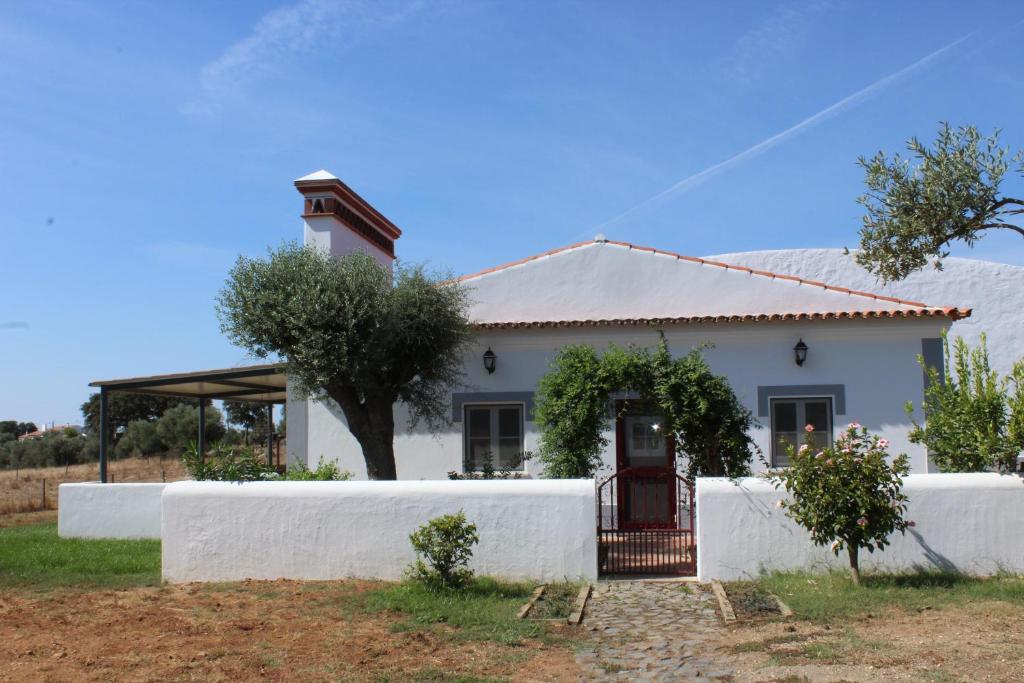 Villa Herdade dos Alfanges \ Herdade dos Alfanges, N383, 7920-351 Vila Nova da Baronia