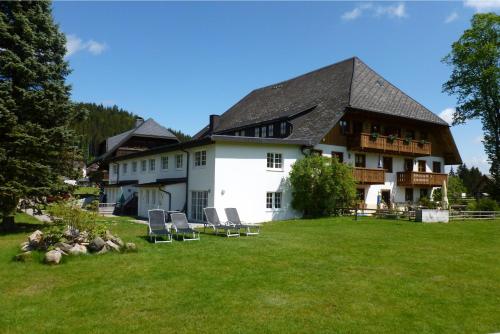 Appartements Hermeshof und Biohaus Hermeshofweg 4 Titisee-Neustadt