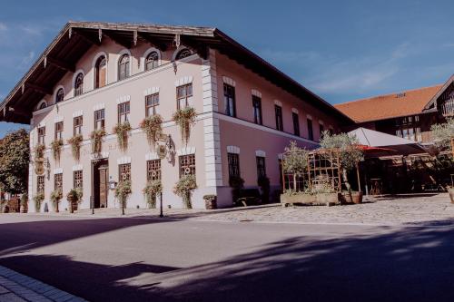 Hôtel Hirzinger - Gasthaus und Hotel Endorfer Straße 13 Riedering