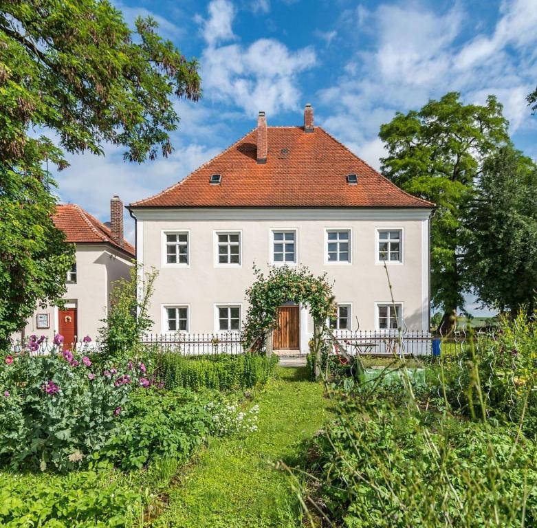 Appartement Historischer Pfarrhof Niederleierndorf Hauptstrasse 12, 84085 Langquaid