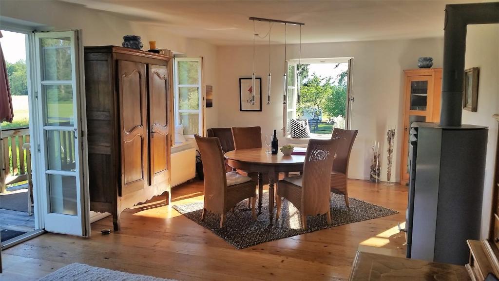 Appartement Hochwertige FeWo mit Garten und Bergblick in Chiemsee-Nähe Neuwies 32 B, 83236 Übersee