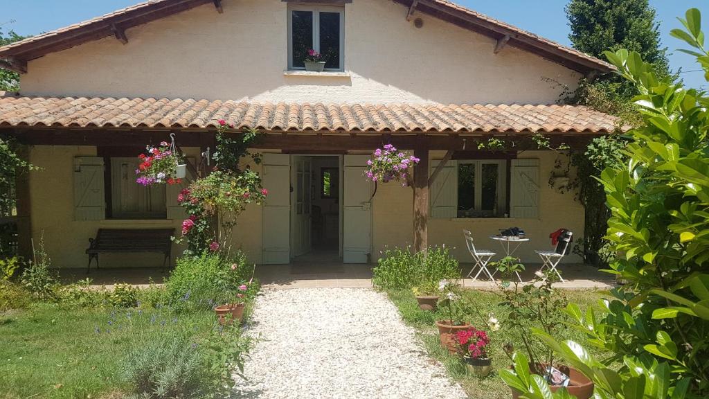 Villa Holiday Country Villa with Panoramic Views 180 Route Des Hauts Vents ,La Croix, 24320 Bouteilles-Saint-Sébastien