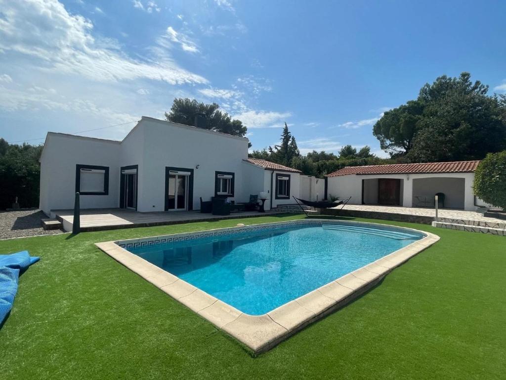 Maison de vacances Holiday Home in Pouzols-Minervois with Private Outdoor Pool , 11120 Pouzols-Minervois