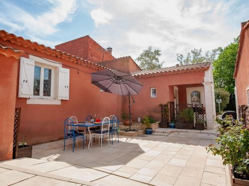 Maison de vacances Holiday Home LA CASTAGNE  Caumont-sur-Durance