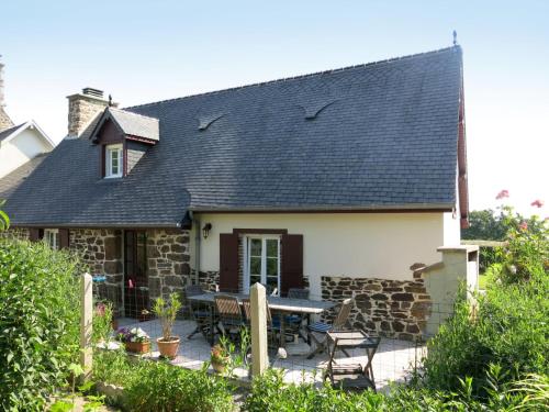 Maison de vacances Holiday Home La Chevalerie - SUB102  Sourdeval-les-Bois