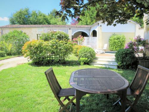 Maison de vacances Holiday Home La Vertheuillaise - VHL100  Vertheuil-en-Médoc