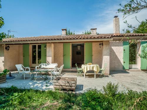 Maison de vacances Holiday Home Le chant des Cigales  Eyragues