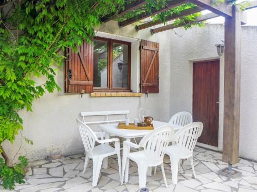 Maison de vacances Holiday Home Les Hauts de Grimmal  Salles-dʼAude