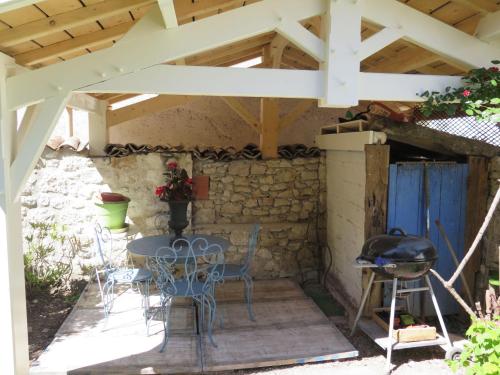 Maison de vacances Holiday Home Les Volets Bleus  Sauvagnas