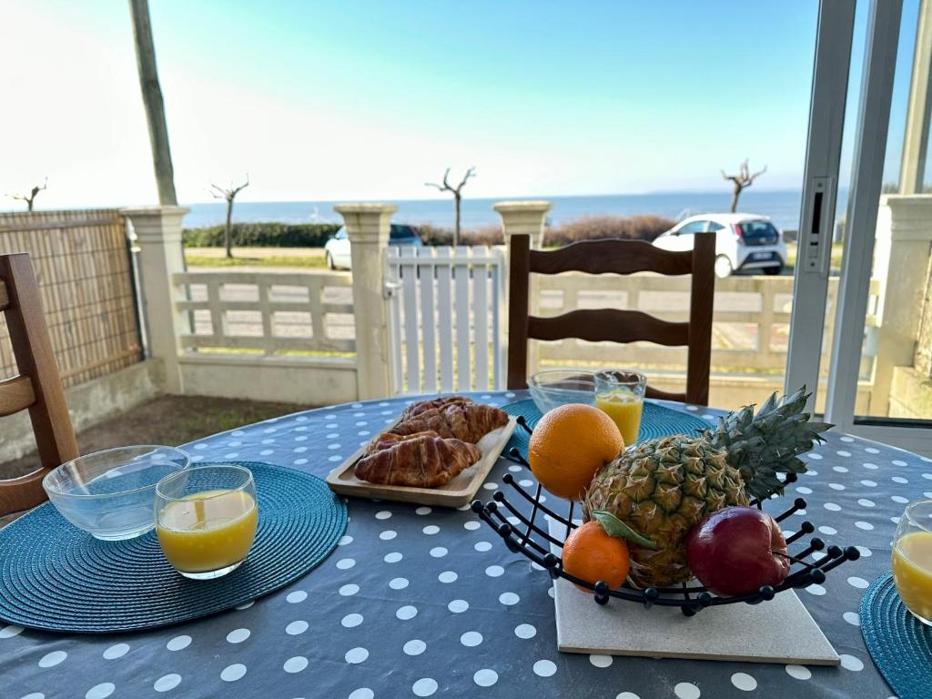 Maison de vacances Holiday Home Maison Front de Mer , 44730 Tharon-Plage