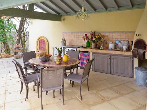 Maison de vacances Holiday Home Tranche - TRS100  Terrasson