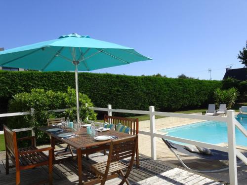 Maison de vacances Holiday home with private outdoor pool, Gouesnac\  Gouesnach