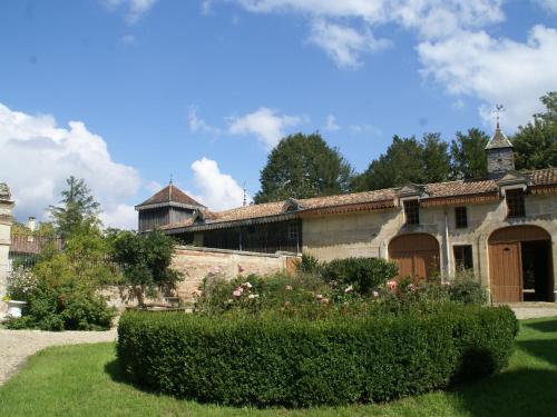 Maison de vacances Holiday home with swimming pool on the estate of a noble castle near Nettancourt  Revigny-sur-Ornain
