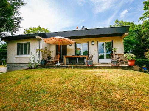 Maison de vacances Holiday house in Auvergne surrounded by a large and beautiful garden  Chavenon